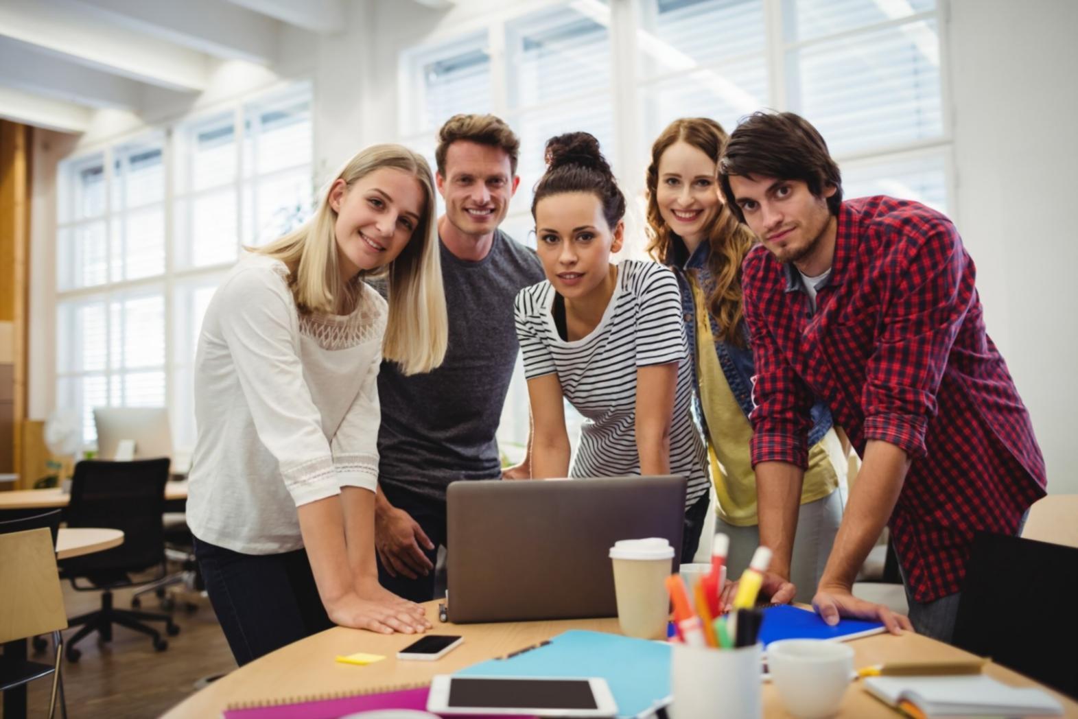 Sesión práctica de finanzas para creativos trabajando con casos reales