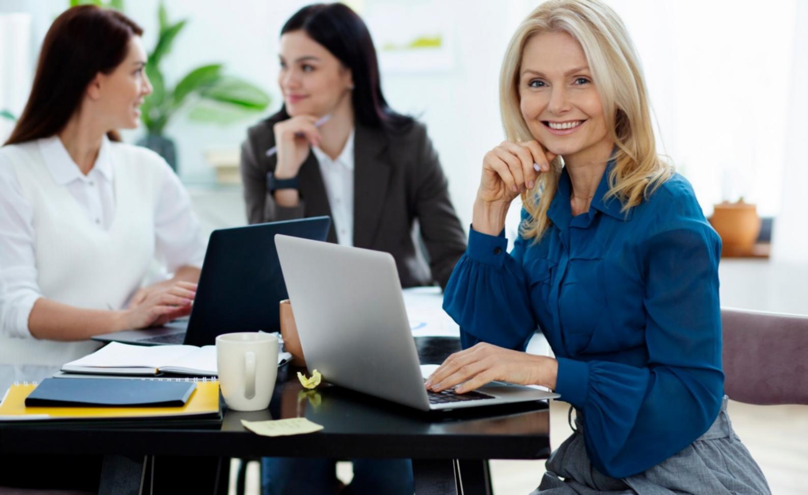 Sesión de trabajo con cliente en nuestra oficina