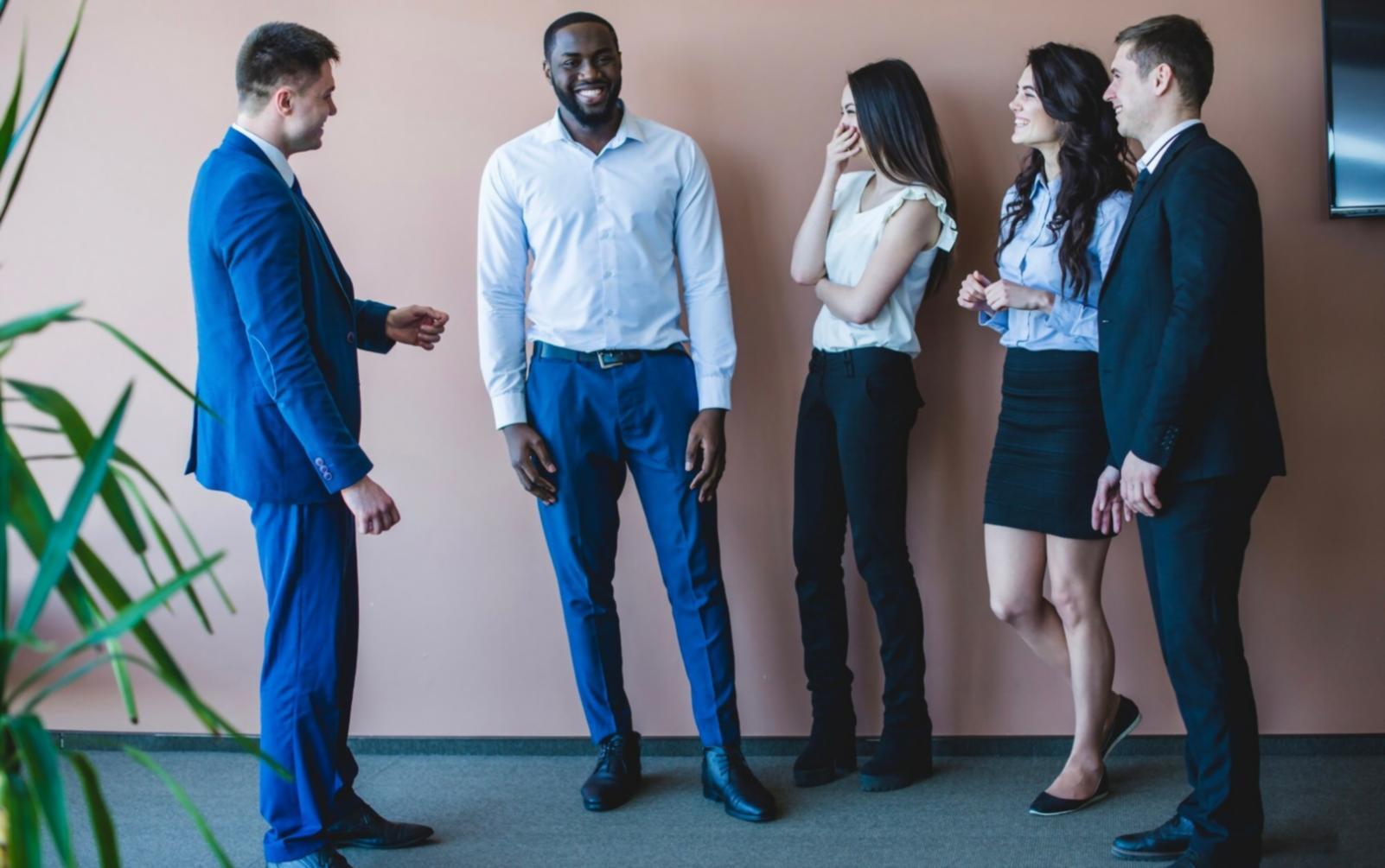 Profesional trabajando en análisis financiero para proyectos creativos